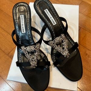 NIB MANOLO BLAHNIK TRINAMU BLACK SATIN CRYSTAL HEELS SANDALS SIZE 40.5